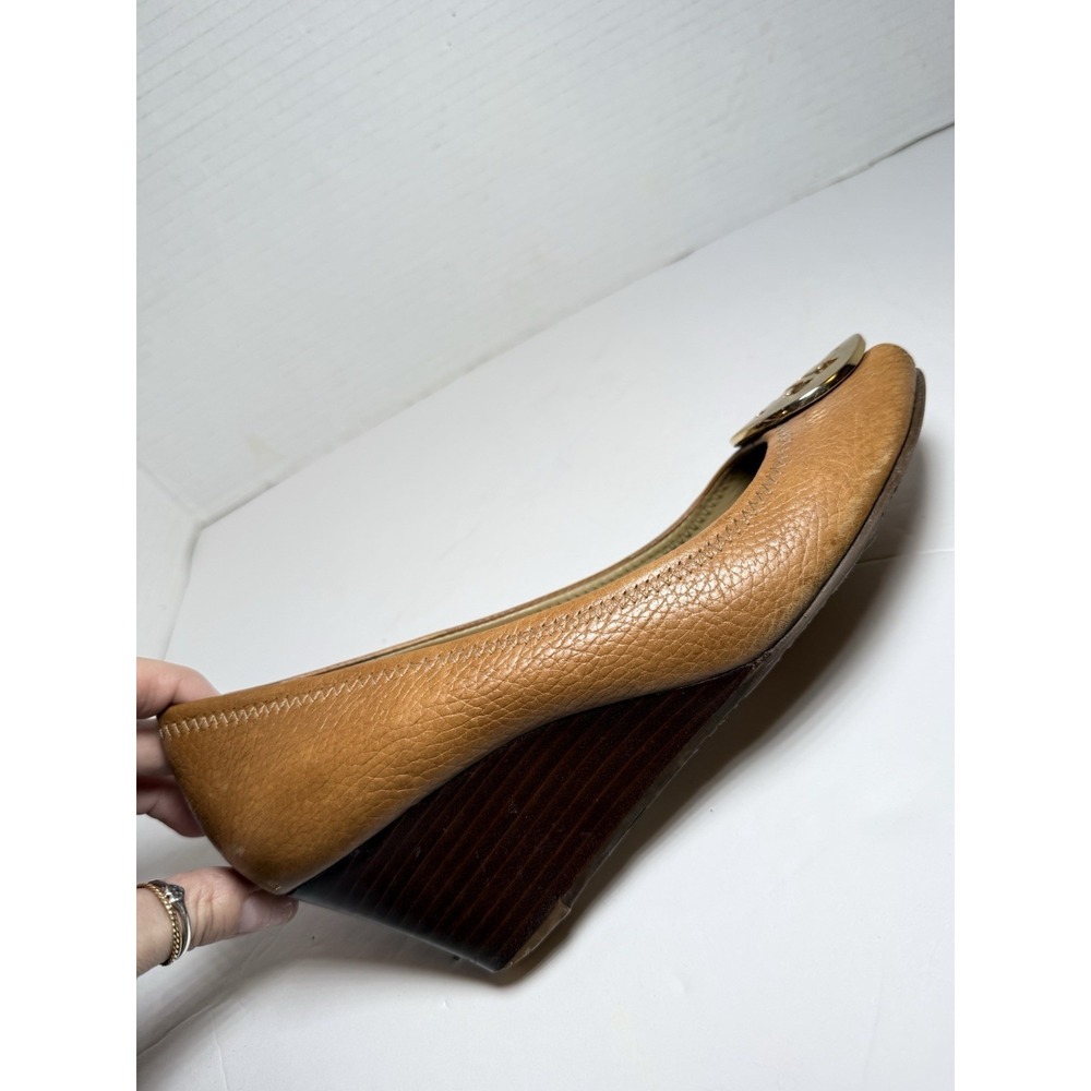 Tory Burch Sally 2 Peep Toe Wedge Heels Tan Leather Gold Logo Women's Sz 7.5 - Picture 13 of 16